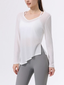 Top da yoga bianco semitrasparente con scollo a V e orlo asimmetrico con spacco laterale
