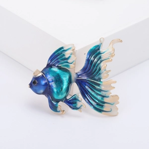Broche poisson rouge élégante en alliage émaillé bleu sarcelle sur support blanc