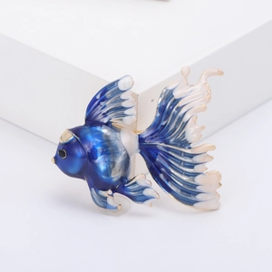 Exquise broche de poisson rouge en émail dégradé bleu avec bords en alliage doré chic