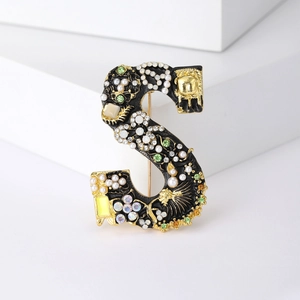 Broche Lettre S en Alliage Vintage Avec Fausse Künstliche Perle Strass Émail Noir Or Élégante Épingle de Revers pour Femmes Bijoux