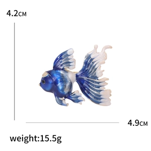 Broche et pendentif poisson rouge en émail bleu avec dimensions de 4,9 cm par 4,2 cm
