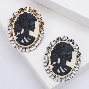 Vintage Gothic Skeleton Cameo Brooch With Rhinestones Alloy Relief Pin For Women Halloween Party Clothing Decoration Accessory
