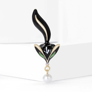Fashionable enamel fox brooch with green eyes and white pearl pendant in gold finish