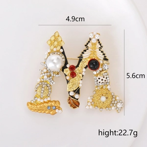 Vintage M-Brosche in Gold mit weißen Perlen, Kristallen und bunten Perlen