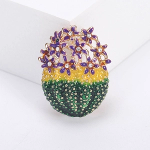 Broche cactus tendance avec fleurs en émail violet et cristaux sur base en alliage doré