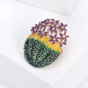 Détail de la broche cactus en émail avec fleurs violettes et cristaux sur base dorée
