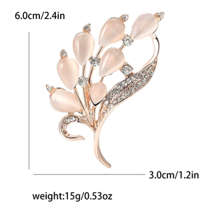 Eleganter roségoldener Blumenanstecker mit rosa Katzenaugensteinen und Strasssteinen