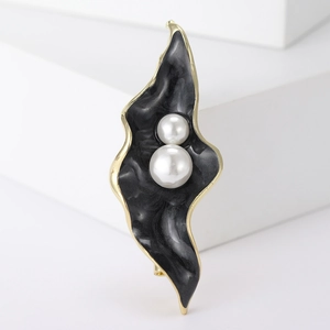 Elegant vintage wavy leaf brooch with black marble enamel and white pearls in gold plating