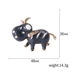Broche vache mignonne en émail noir avec bordure dorée, style dessin animé, 48mm, 14,3g