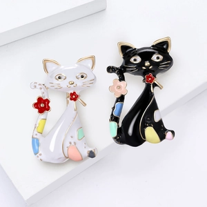 Simpatiche spille in smalto a forma di gatto bianco e nero con motivi floreali colorati