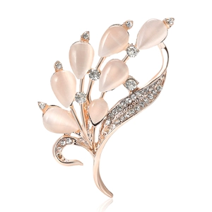 Eleganter roségoldener Blumenanstecker mit rosa Katzenaugenstein und funkelnden Steinen