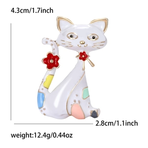 Dettaglio della spilla a gatto in smalto con misure 4,3x2,8 cm e peso di 12,4 g