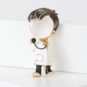Broche créative de médecin en émail avec incrustation de pierre œil de chat polie