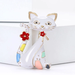 Spilla gatto in smalto chic con accenti floreali colorati per maglioni donna