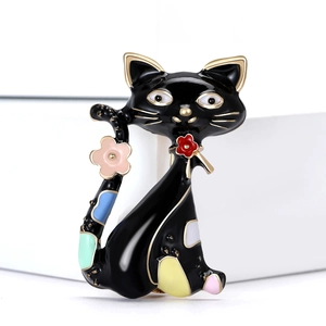 Spilla gatto nero in smalto con motivi floreali colorati su un supporto bianco puro