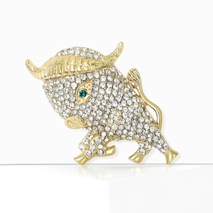 Elegant gold-plated bull brooch with sparkling rhinestones and green gemstone eyes for suits