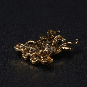 Simpatica spilla a forma di mucca in lega d'oro antico con strass e chiusura di sicurezza