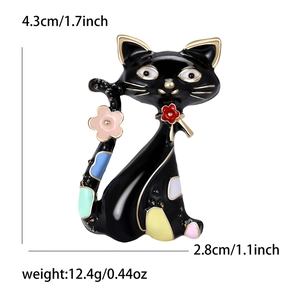 Spilla gatto nero in smalto con macchie colorate e dimensioni di 4,3cm per 2,8cm