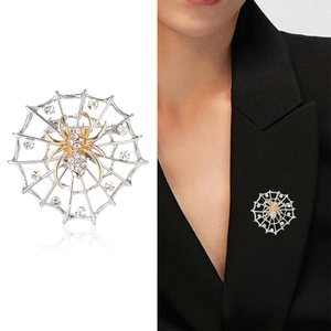 Broche toile d'araignée rétro avec araignée dorée et cristaux sur revers de costume
