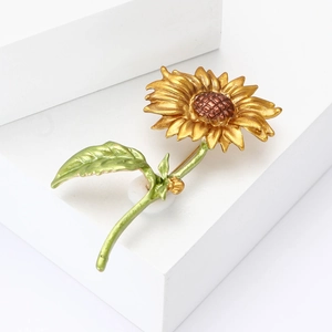 Elegante gele zonnebloem broche speld met gedetailleerde blaadjes op witte basis