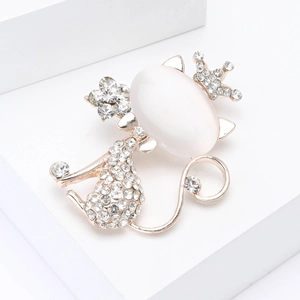 Elegante spilla a forma di gatto con opale e strass su uno sfondo bianco pulito