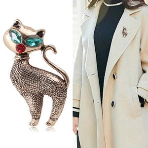 Vintage cat brooch in gold alloy with sparkling green crystal eyes and red rhinestone nose