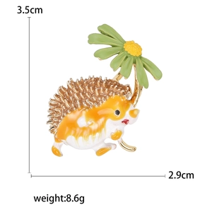 Cartoon hedgehog brooch with yellow daisy flower in enamel alloy, 3.5cm x 2.9cm