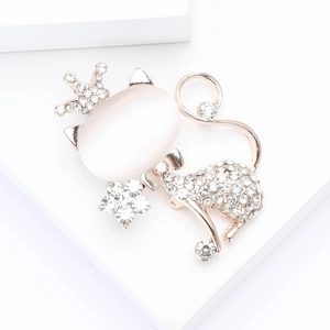 Elegante spilla a forma di gatto in oro rosa con opale e corona di cristalli