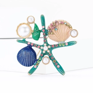 Broche étoile de mer et coquillage émaillée avec perles et cristaux colorés sur alliage doré