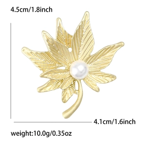 Goldene Ahornblatt-Brosche mit weißer Perle, Maße 4,5cm x 4,1cm, elegantes Accessoire