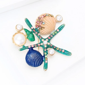 Vue macro d'une broche étoile de mer en émail coloré avec des perles et cristaux