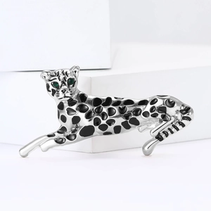 Leopard-Brosche aus Silberlegierung mit schwarzer Emaille und grünen Edelsteinaugen auf Weiß
