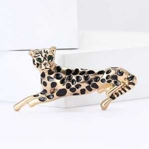 Goldene Leoparden-Brosche mit Emaille-Punkten und grünen Edelsteinaugen für Anzüge