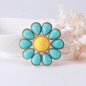 Elegante spilla a fiore verde con placcatura in oro e centro giallo per accessori moda