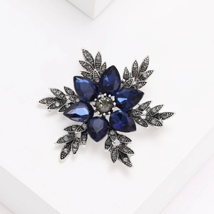 Élégante broche flocon de neige argentée avec cristaux bleu foncé et strass au style vintage