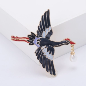 Broche grue élégante en émail avec pendentif perle et finitions dorées pour femme