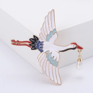 Broche grue élégante avec finition émail et pendentif perle sur fond blanc pur