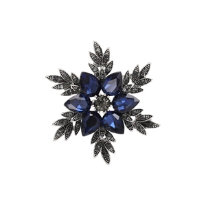 Détail d'une broche flocon de neige avec cristaux bleu foncé et socle en argent