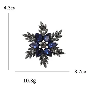Broche flocon de neige en cristal bleu marine avec strass sombres pour revers costume