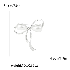 Broche nœud argentée avec perles et cristaux, dimensions 5,1cm x 4,8cm et poids de 10g