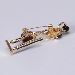 Kreative einarmige Jungen-Brosche aus Goldlegierung mit Rückansicht des Nadelverschlusses