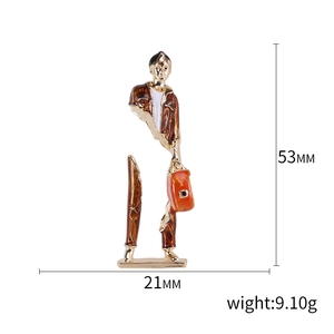 Kreative Emaille-Brosche mit stilisierter Figur, orangefarbener Tasche und Goldmetallrand