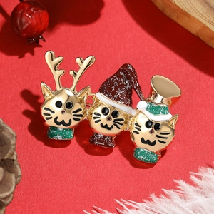 Broche chat de Noël en émail avec bois de renne et chapeaux de Père Noël sur fond rouge