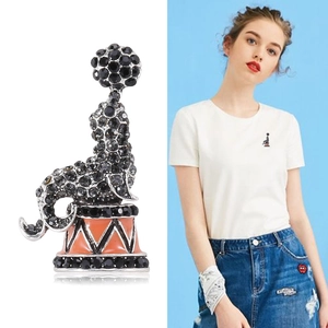 Creative playful seal brooch with black rhinestones and orange enamel for fashion accessories