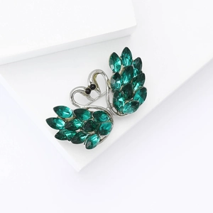 Elegant twin swan brooch with emerald green crystals and silver alloy finish
