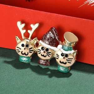 Broche chat de Noël avec chatons en émail coloré présentée dans un coffret