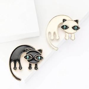 Creatieve emaille kattenbroches met groene edelstenen ogen in zwart en wit