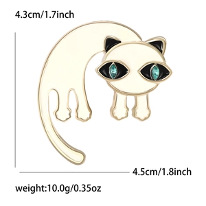 Detailoverzicht van kattenbroche afmetingen 4,3x4,5cm en gewicht 10g op wit