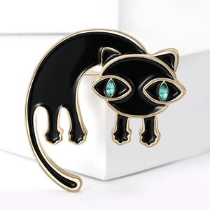 Creatieve zwarte emaille kattenbroche met gouden randen en groene edelsteen ogen