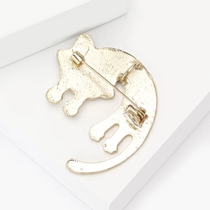 Gedetailleerd achteraanzicht van gouden kattenbroche met hoogwaardige veiligheidssluiting